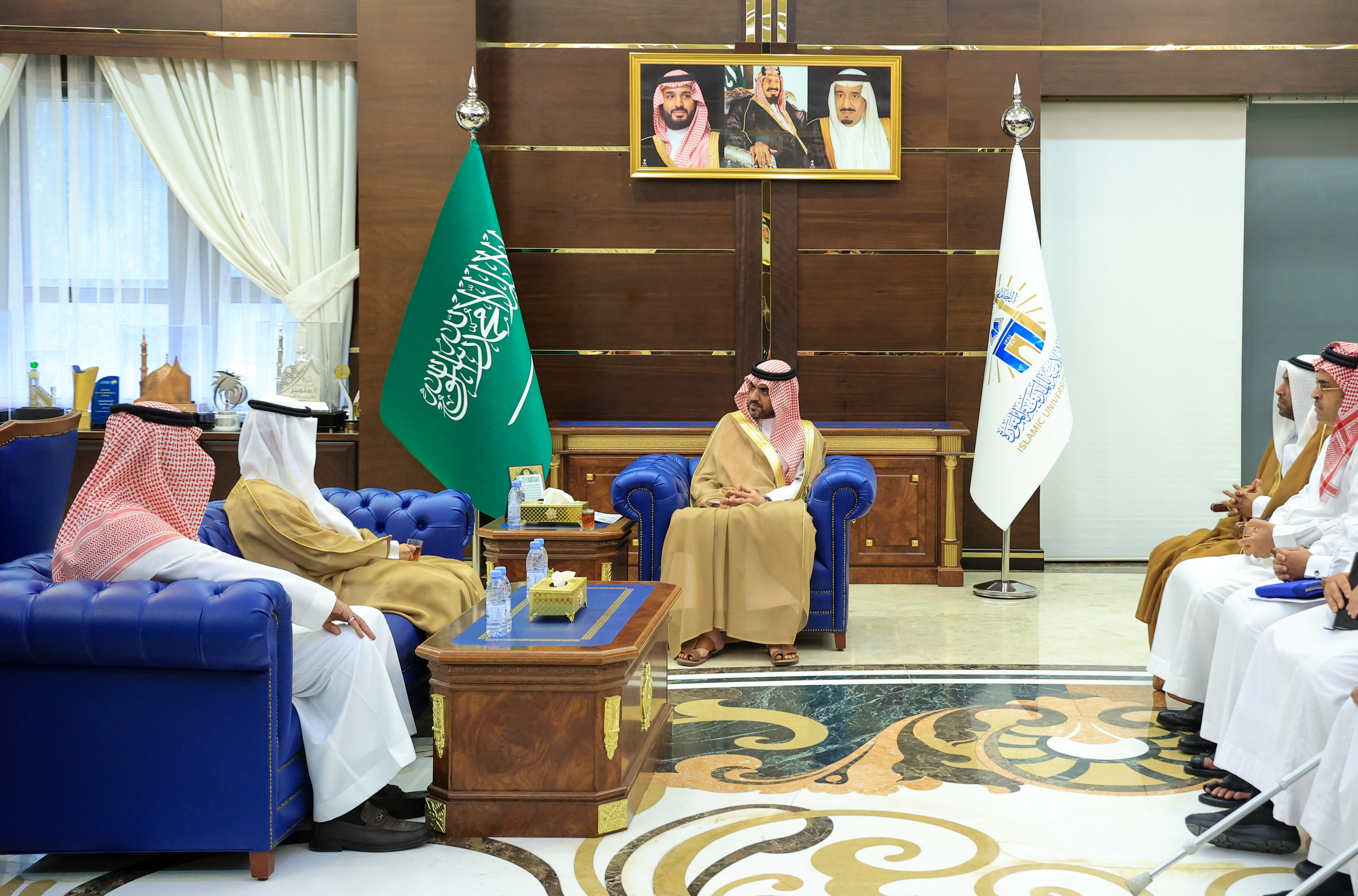 رئيس الجامعة الإسلامية د. صالح بن علي العقلا، يستقبل الأمين العام لمجمع الملك عبدالعزيز للمكتبات الوقفية والمدير العام لمركز بحوث ودراسات المدينة المنورة أ.د. فهد بن مبارك الوهبي.